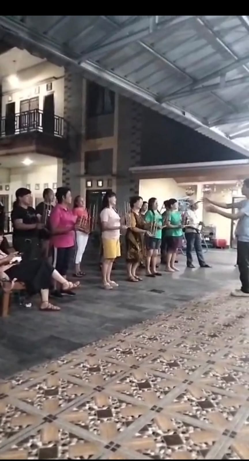 Latihan Angklung Anggota IBB Untuk Acara Keakraban
