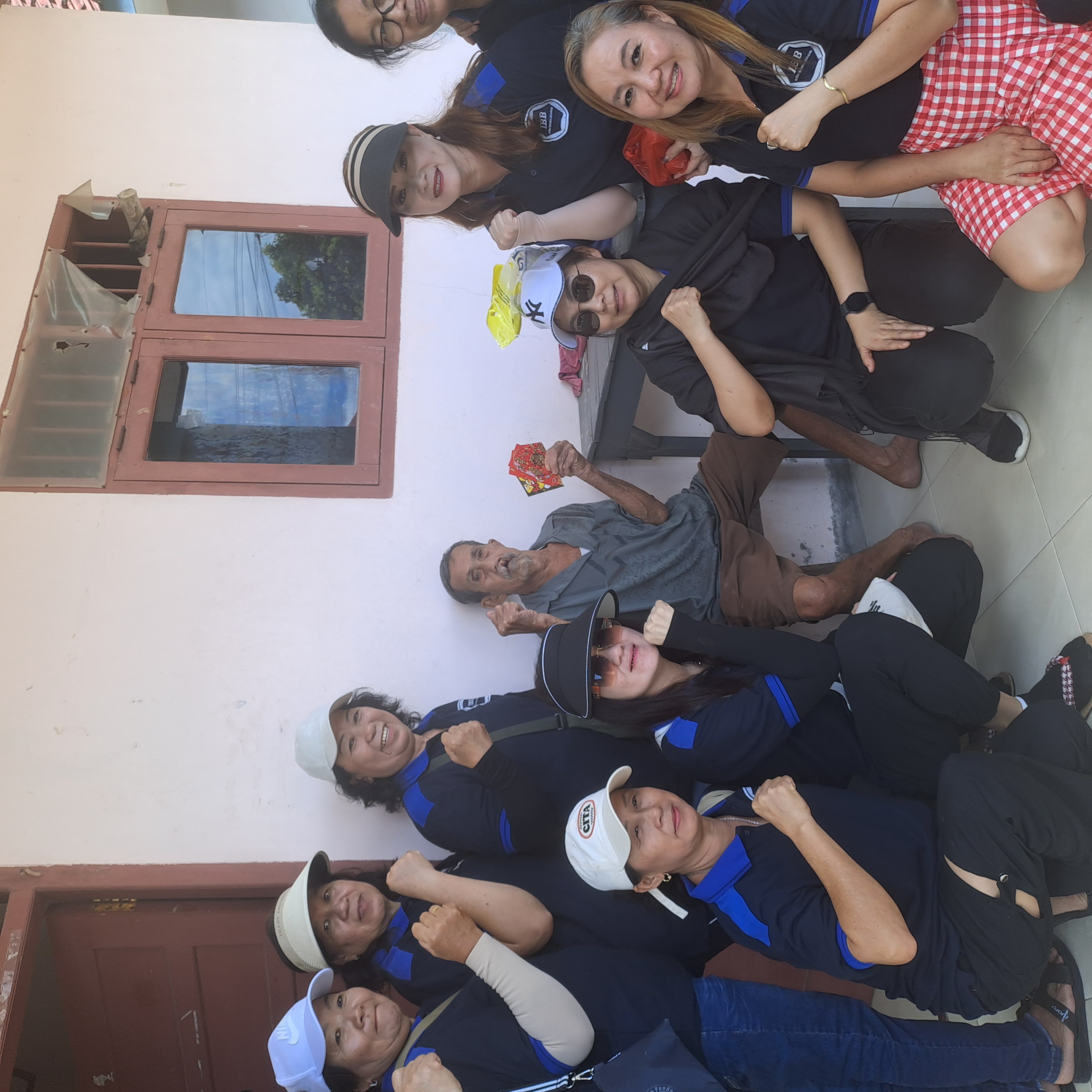 SALURKAN BANTUAN KEPADA LANSIA KOBA