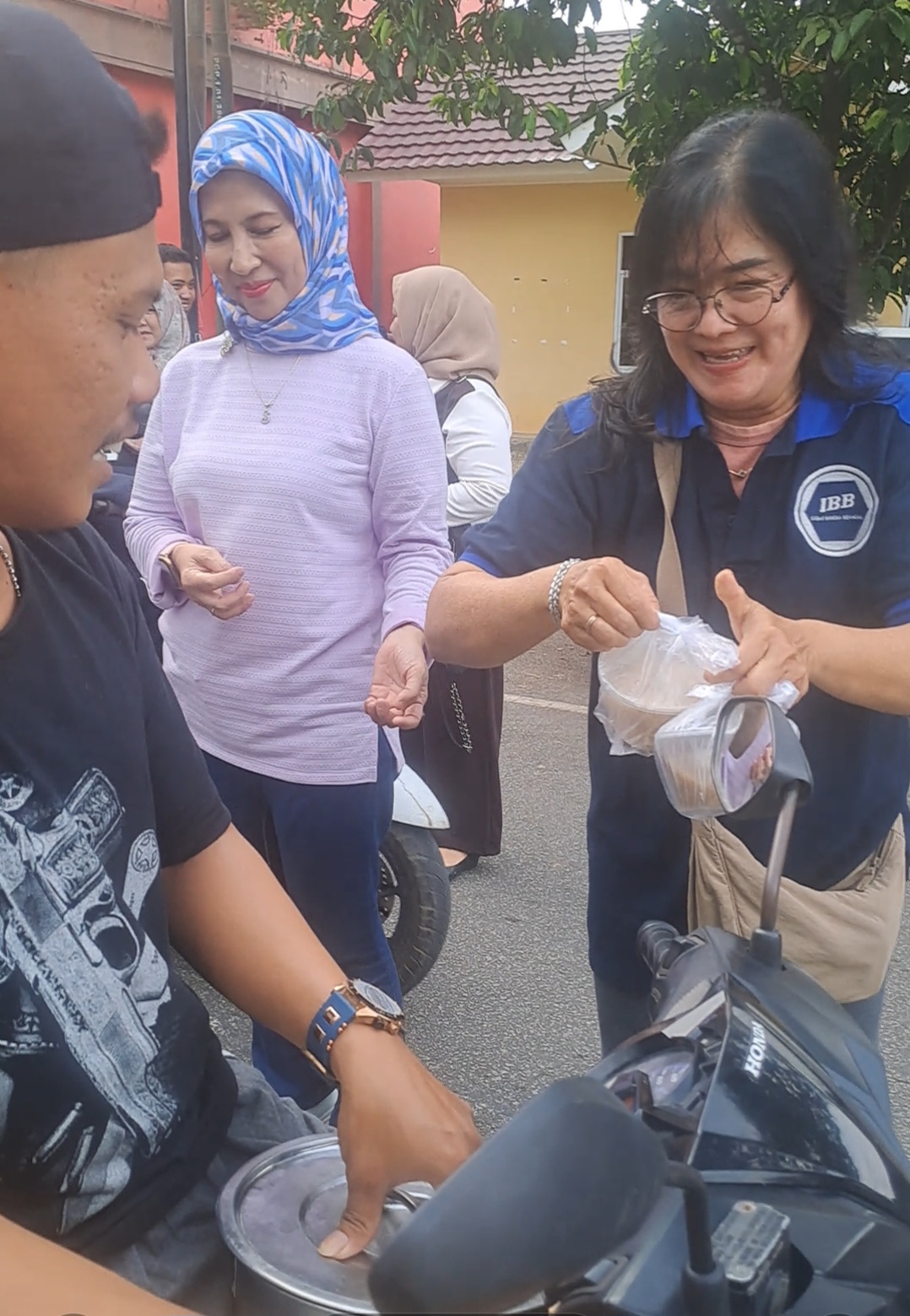 Berbagi takjil edisi ke 2 bersama Bunda Santi ibu Walikota